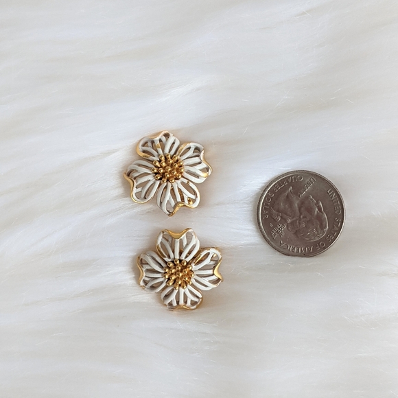 Crown Trifari Vtg Gold Tone White Dogwood Spring Easter Floral Earrings - Picture 6 of 6